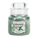 Afbeelding van Yankee Candle Home Inspiration geurkaars | Wrapping Paper Pine | Small Jar | 104 g | YA833NA1884